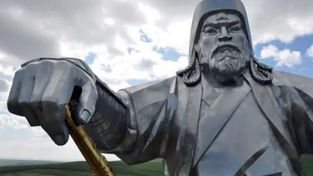 Así es la estatua ecuestre más grande del mundo (40 metros de altura), en honor de Gengis Khan y situada en Tsonjin Boldog (Mongolia) / EFE
